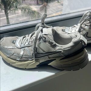 V2K Run in Summit White & Metallic Silver